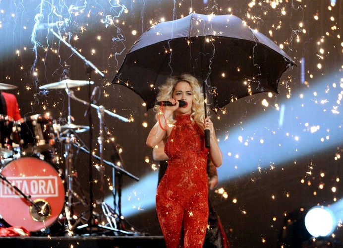 Rita Ora podczas występu na gali MTV Europe Music Awards (EMA) 2012
