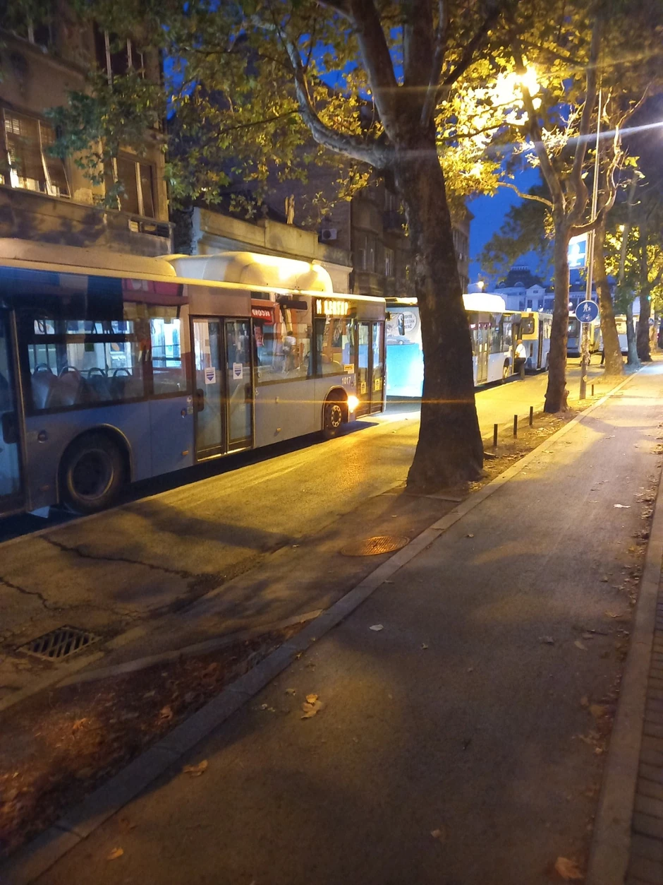 pet, šest autobusa stajala su bez putnika