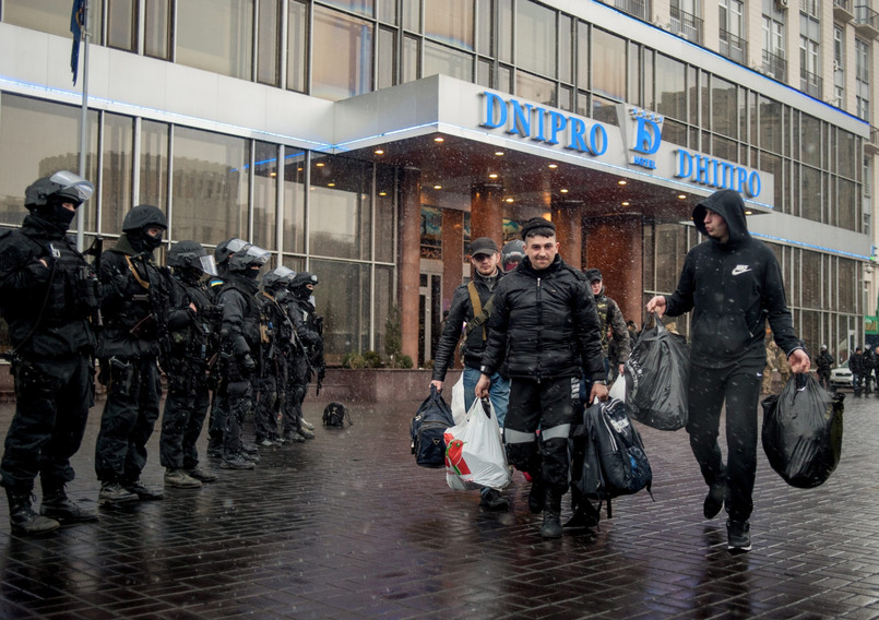 Działacze Prawego Sektora -z zmuszeni przez służby - opuszczają zajmowany hotel. Fot. EPA/KONSTANTIN IVANOV/PAP/EPA