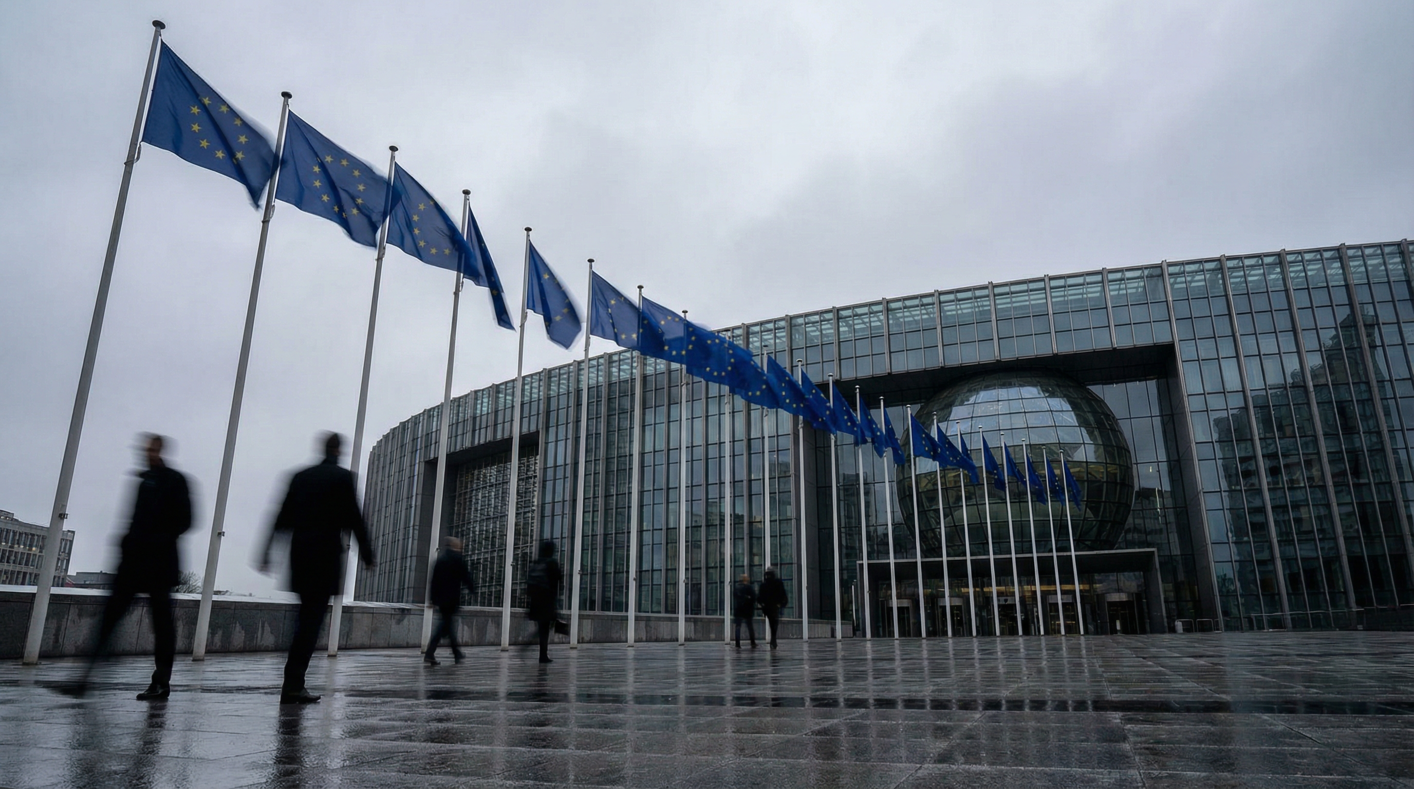 1,2 trilioni all'anno: Macron rilancia gli Eurobond per sfidare il dollaro