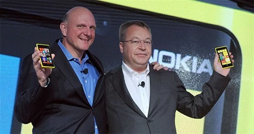 Steve Ballmer (po lewej) podczas prezentacji Nokii Lumia 920 z Windows Phone 8. Ten rok był udany dla Microsoftu, choć nie we wszystkich sektorach szło znakomicie. Ballmer uciszył krytyków, którzy jeszcze rok temu chcieli jego głowy na tacy