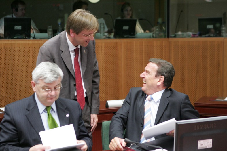 Ówcześni szef niemieckiej dyplomacji Joschka Fischer, premier Belgii Guy Verhofstadt oraz kanclerz Niemiec Gerhard Schroeder. Szczyt UE, czerwiec 2004 r. 