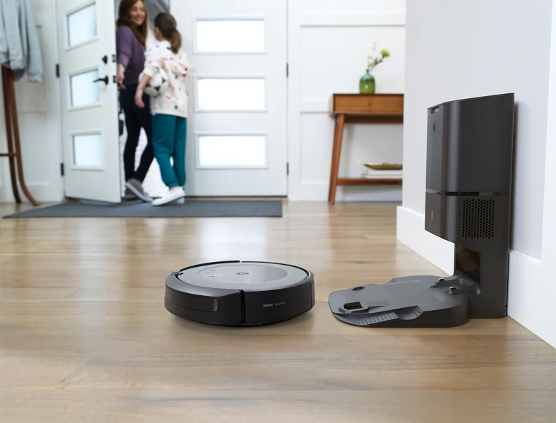 Robot Roomba i3+ przy stacjo dokująco-czyszczącej Clean Base