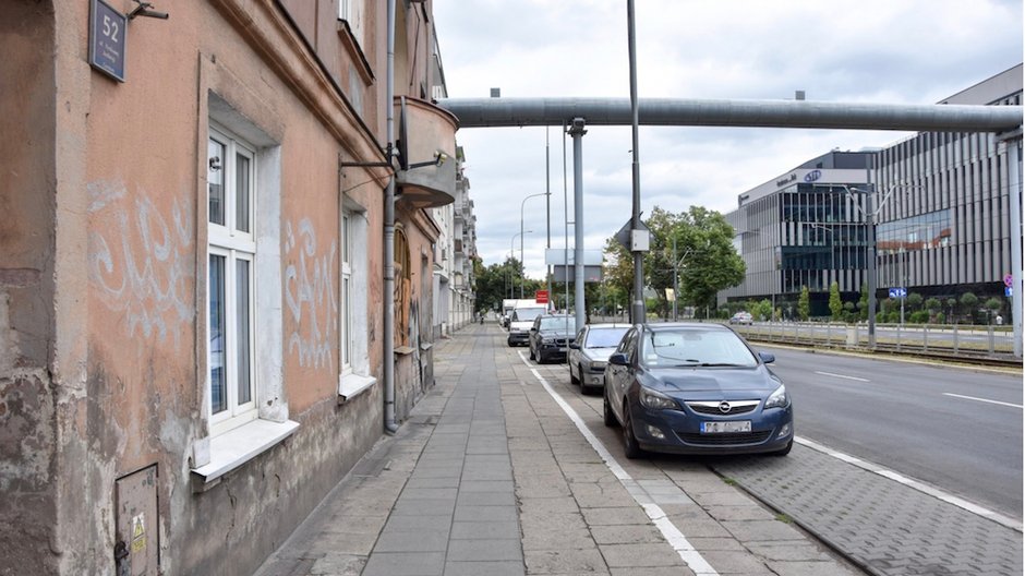 Poznań: drzewa wracają na ulicę Królowej Jadwigi. Remont obejmie też chodnik!