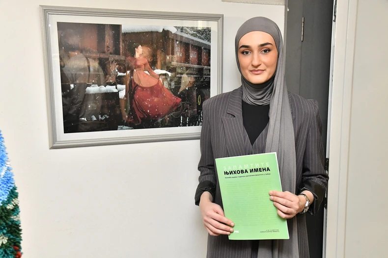 Dina Tajić je student na Departmanu za umetnost/Grafički dizajn Univerziteta u Novom Pazaru