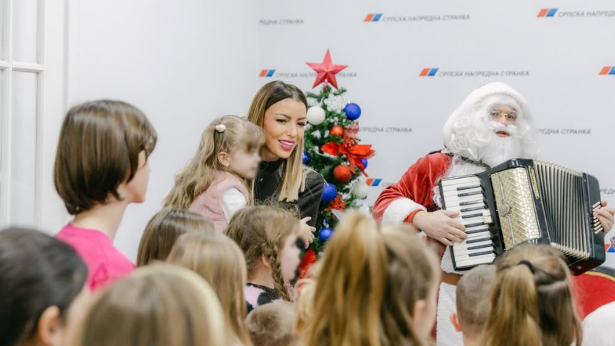 Adrijana Mesarović podelila paketiće deci u Kuli