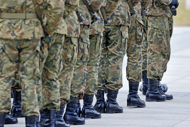 W niedzielę na mieleckim Placu Armii Krajowej przysięgę na sztandar złożyło 99 żołnierzy, którzy służyć będą w podkarpackiej brygadzie WOT.