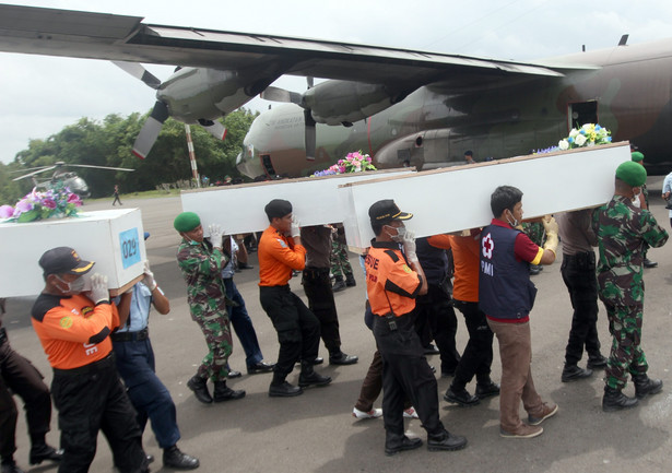 Trumny z ciałami ofiar samolotu AirAsia