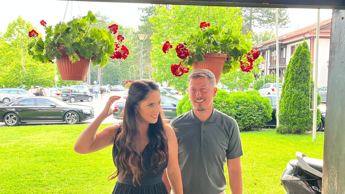 (FOTO) ODVEO NAJMLAĐEG SINA NA LITURGIJU Pevač je dobio troje dece sa voditeljkom, a sad se oglasio sa Kosova i podelio momente PUNE LJUBAVI