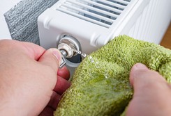 Grzejnik ciepły na górze, zimny na dole - co z tym zrobić? Dlaczego grzejnik jest zimny na dole?