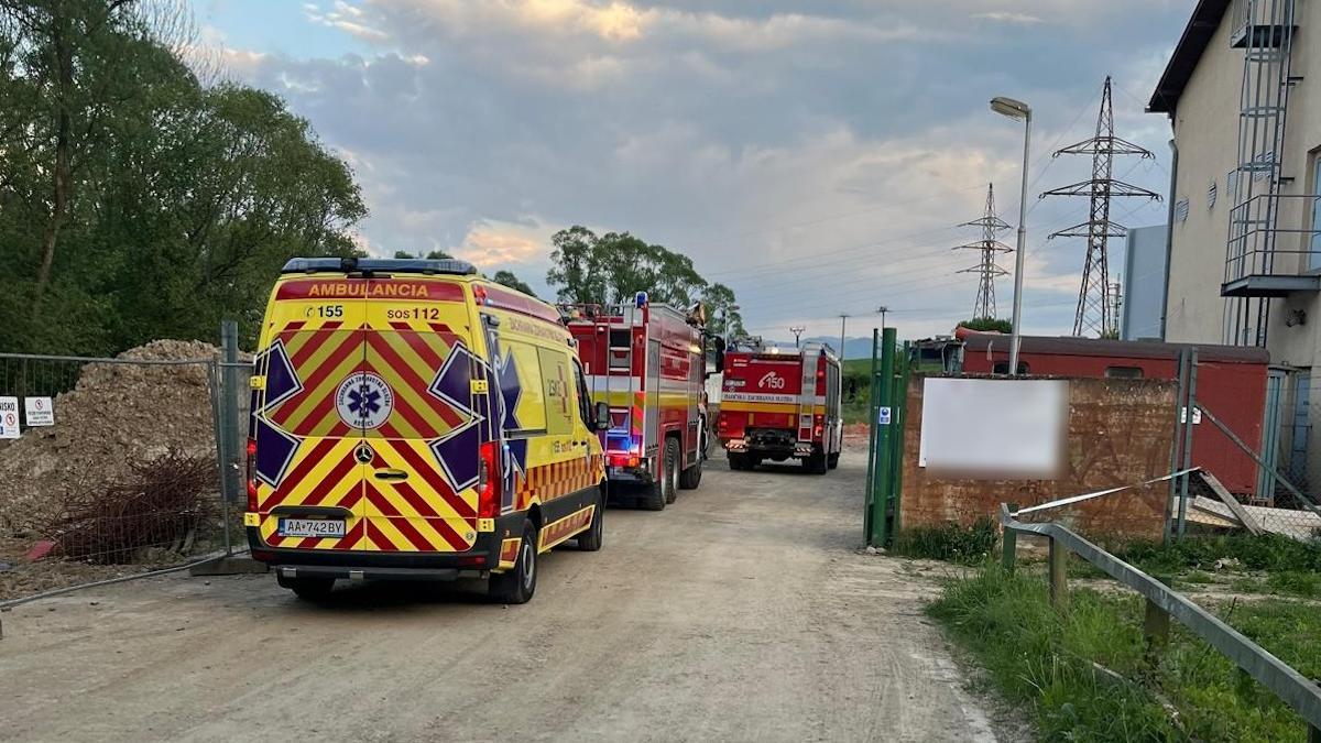 Sanitka a záchranárske autá sú na mieste nehody vetroňa, ku ktorej došlo v Martine