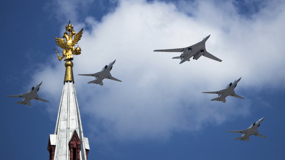 Rosyjskie bombowce strategiczne Tu-160 and Tu-22M3 nad Placem Czerwonym w Moskwie