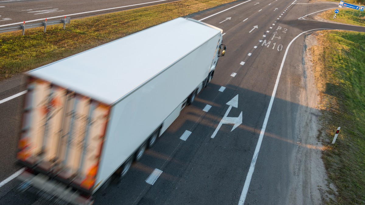 Centymetry dzieliły od tragedii ucznia z miejscowości Gol w Norwegii. Dziecko wysiadało z autobusu szkolnego wraz z kolegami i prawie wpadło pod nadjeżdżającego TIR-a.