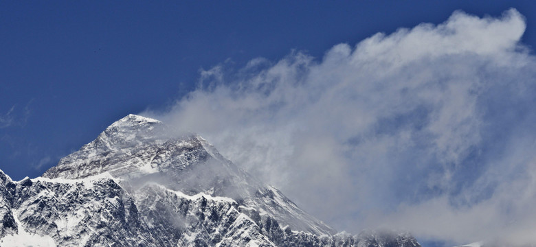 Polak nielegalnie zdobył Mount Everest