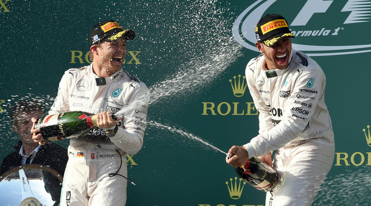 Nico Rosberg és Lewis Hamilton boldogan locsolta egymásra a habzó bort /Fotó: AFP