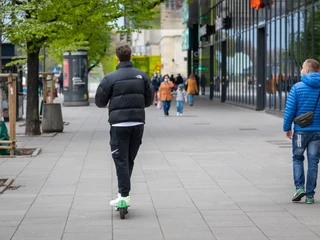 Od 20 maja wchodzi nowela Prawa o ruchu drogowym. Jeśli w danym miejscu nie ma drogi rowerowej, a limit prędkości poruszania się po jezdni przekracza 30 km na godz., dozwolone jest poruszanie się na hulajnogach po chodnikach