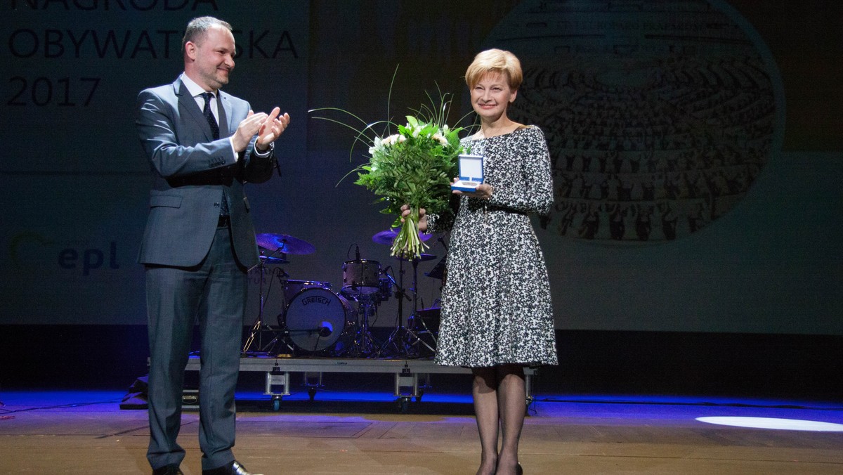 Dziennikarka i społeczniczka Ewa Dados, znana w Lublinie z działań na rzecz osób potrzebujących pomocy, inicjatorka akcji "Pomóż Dzieciom Przetrwać Zimę", otrzymała Europejską Nagrodę Obywatelską, przyznawaną przez Parlament Europejski.