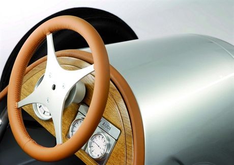 Edle Materialien ? Leder, wie es im Audi TT verwendet wird, und Eichenholz fuer die Instrumententafel ? wurden im Cockpit des Typ C verwendet.