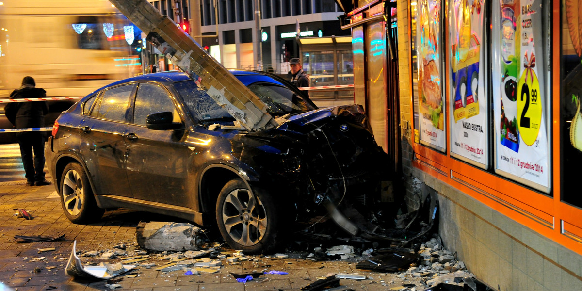 Samochód BMW wjechał w budynek na bramie Portowej w Szczecinie