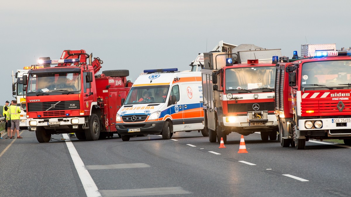 Na A4 doszło dzisiaj do kolejnego karambolu. Około godz. 15 na 118. kilometrze autostrady, między węzłami Udanin i Jarosław zderzyły się trzy auta osobowe. Dwie ranne osoby przetransportowano śmigłowcem do szpitala. Jak informuje Wojciech Jabłoński z dolnośląskiej policji – trasa w kierunku Wrocławia jest zablokowana.