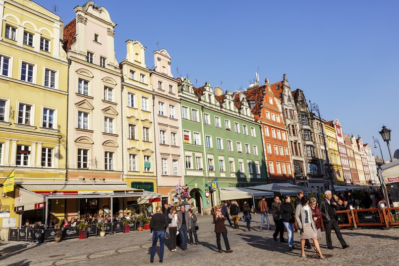 Nie ma zgody - i nie może być - co do tego, które miasto ma najpiękniejszy rynek w całej Europie. Ale w jaki ranking by nie spojrzeć, Wrocław zawsze znajduje się wysoko. W XIII wieku, kiedy powstał, był jednym z największych rynków na Starym Kontynencie. To tu przeniosły się władze miejskie, Ostrów Tumski (o którym dalej) władzom kościelnym. Wytyczono więc Rynek, a na nim zaprojektowano Ratusz. W centrum Rynku usadowiły się kramy handlarzy, które w miarę upływu czasu zamieniły się w murowane budynki. Dziś mieszczą się tam sklepiki i restauracje. Spacer między nimi, maleńkimi uliczkami, to wrażenie niesamowite. Poza tym na Rynku znajduje się również pręgierz - pochodząca z końca XV wieku pamiątka po otoczonym rowem placu, na którym osądzano złoczyńców, a także pomnik Aleksandra Fredry.A wychodząc od południowo-zachodniego narożnika Rynku, wchodzimy na Plac Solny, jedno z najbardziej kupieckich miejsc Wrocławia. Na założonym w połowie XIII wieku planu handlowano - jak wskazuje jego nazwa - solą, a dziś niemal o każdej porze kupić tu można świeże kwiaty.Wyświetl większą mapę