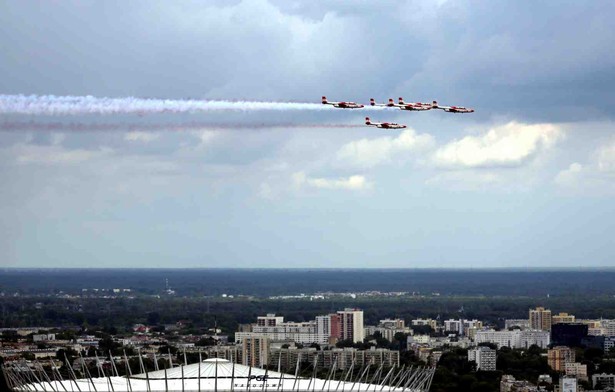 Warszawa, 15.08.2016. Przelot samolotów i śmigłowców - widok z Pałacu Kultury i Nauki. Parada lotnicza z udziałem samolotów i śmigłowców otworzyła defiladę wojskową, 15 bm. w Święto Wojska Polskiego. W przelocie nad Warszawą zaprezentowało się 18 śmigłowców: SW-4 Puszczyk, W-3 Sokół, Mi-8/Mi-17 oraz Mi-24, 10 samolotów transportowych: M-28 Bryza, C-130 Hercules i C-295M oraz szkolne PZL-130 Orlik. Przeleciało też 12 odrzutowców Su-22, MiG-29 i F-16. (cat) PAP/Leszek Szymański