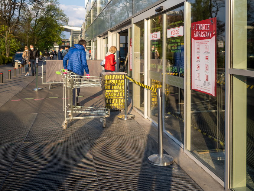 Centra handlowe zaczynają działać 