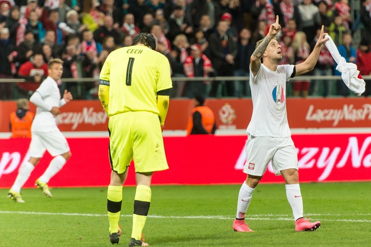 Kamil Grosicki swojego gola złożył w hołdzie ofiarom zamachu terrorystycznego w Paryżu