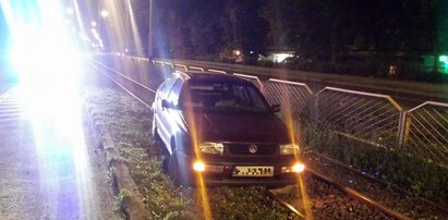 Utknął na torach tramwajowych. Dostał szokująco wysoki mandat