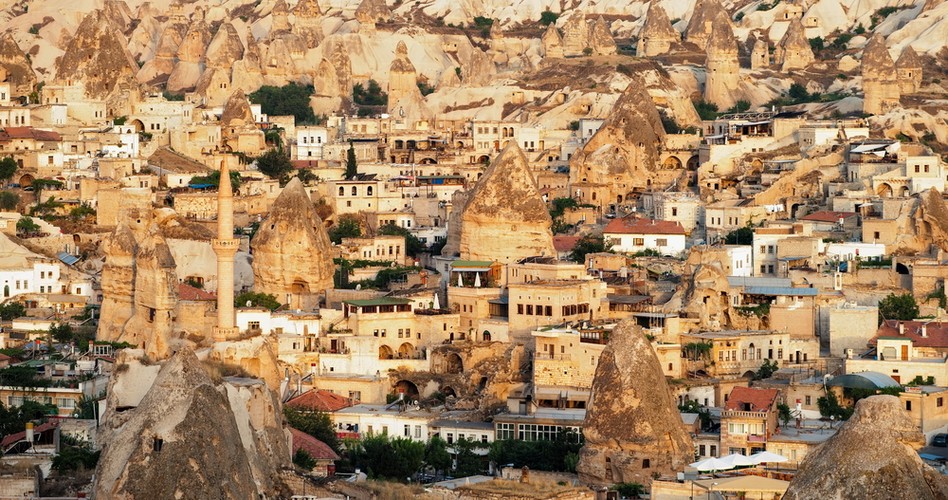 Göreme - dolina w Kapadocji, na zachód od Kayseri, w której znajduje się Park Narodowy Göreme - wpisany na Listę Światowego Dziedzictwa Ludzkości UNESCO skansen około 350 kościołów wykutych w skale.