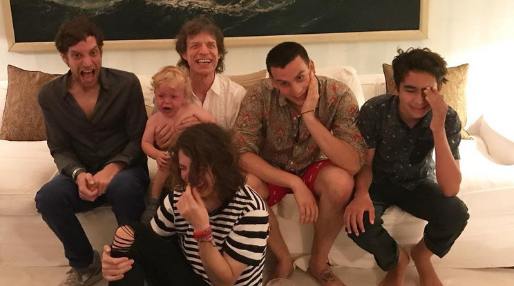 Mick Jagger és fiai: James (balról), Deveraux, Mick Jagger, Gabriel, egy rokonuk, illetve Lucas (elől, ülve) / Fotó: Profimedia Reddot