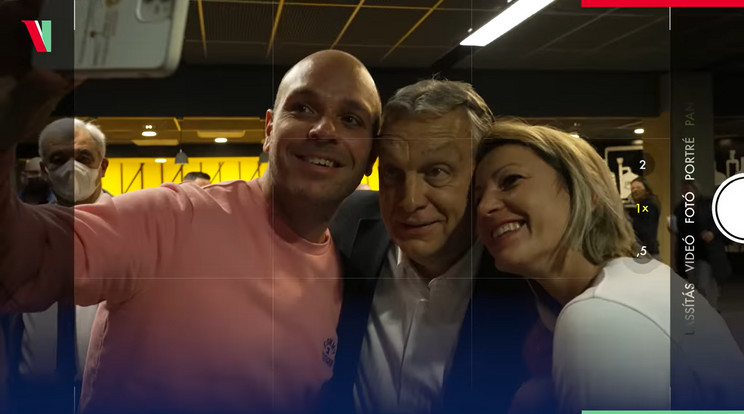 Orbán Viktort a fél stadion becserkészte egy közös képre