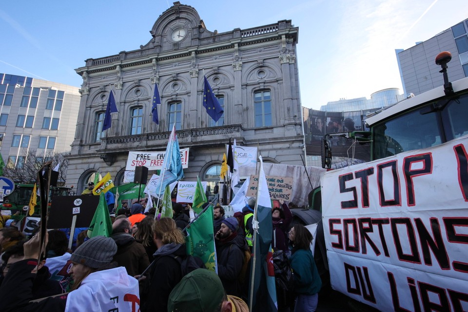 Protest rolników w Brukseli. Policja użyła gazu łzawiącego i armatek wodnych