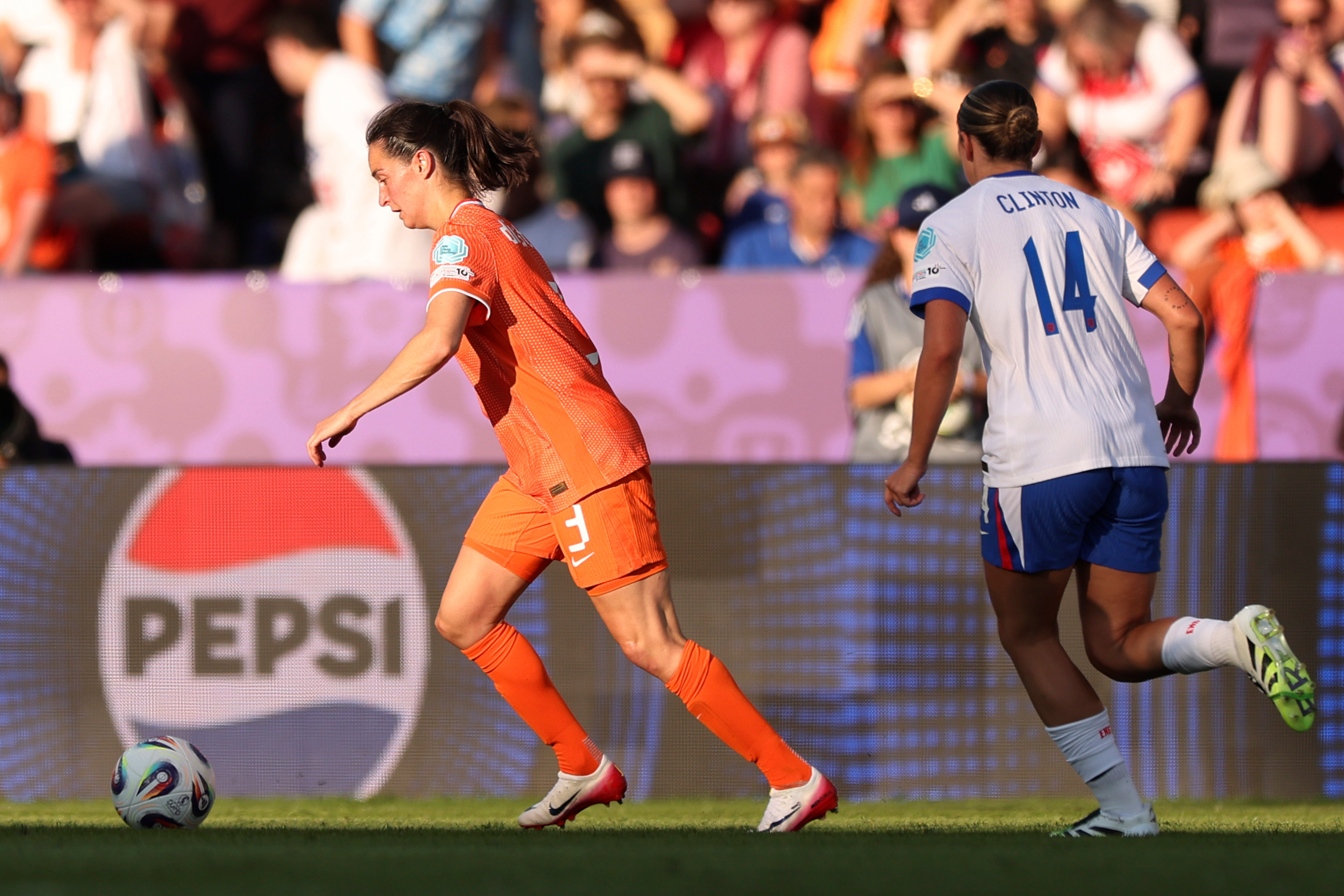 Oranje verliest zwaar van Engeland op EK: 0-4 nederlaag