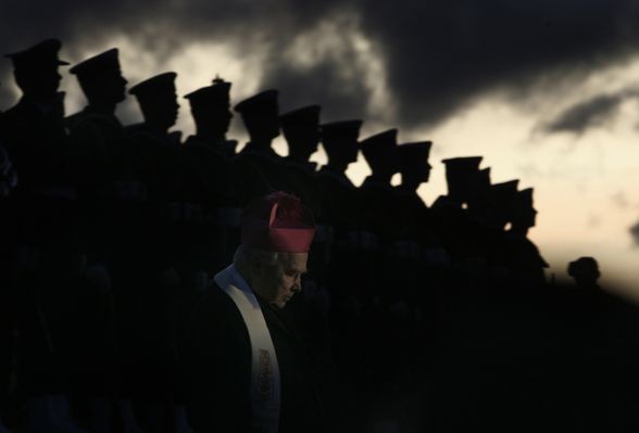 • Zdjęcie pojedyncze - I miejsce w kategorii LUDZIE

Autor: Rafał Malko, „Gazeta Wyborcza Trójmiasto”
Gdańsk - Westerplatte. Uroczystości upamiętniające 69. rocznicę wybuchu II wojny światowej. Arcybiskup Tadeusz Gocłowski po wygłoszeniu kazania schodzi po schodach pod pomnikiem Westerplatte.
1 września 2008