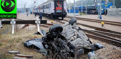 Dramat na przejeździe kolejowym. Samochód uwięziony między szlabanami?