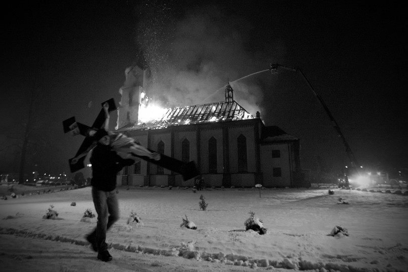 Oto zwycięzca Grand Press Photo. Autor: Michał Legierski, Agencja Fotograficzna Edytor. Mężczyzna wynosi krzyż z płonącego kościoła w Orzeszu-Jaśkowicach. Pożar wybuchł w nocy, gasiło go 30 sekcji straży pożarnej