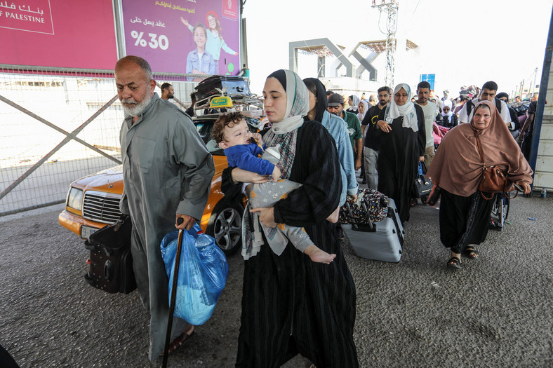 Ludzie na przejściu granicznym w Rafah 1 listopada