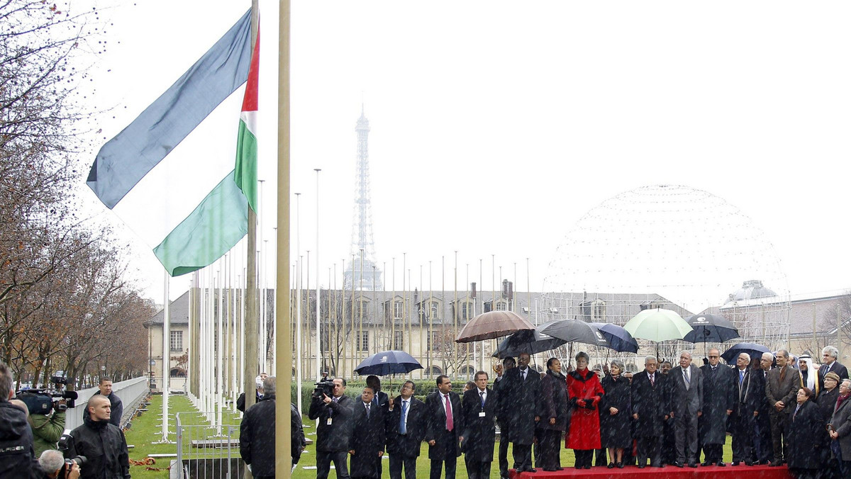 Przed siedzibą UNESCO w Paryżu zawisła dzisiaj po raz pierwszy palestyńska flaga. Prezydent Autonomii Palestyńskiej Mahmud Abbas wyraził nadzieję, że przyjęcie Palestyńczyków do UNESCO to początek międzynarodowego uznania palestyńskiej państwowości.