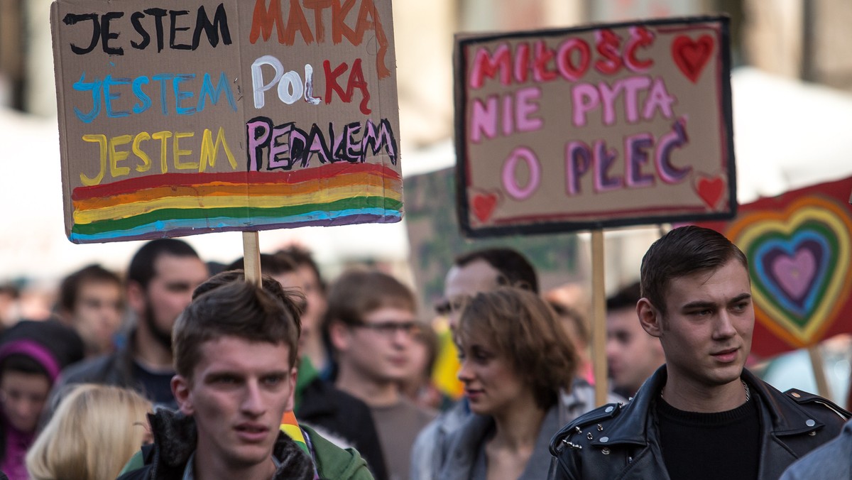 Pod hasłem "Miłość nie pyta o płeć" około 300 osób przeszło ulicami Wrocławia w Marszu Równości. Uczestnicy manifestacji protestowali przeciwko homofobii, przemocy i rasizmowi.