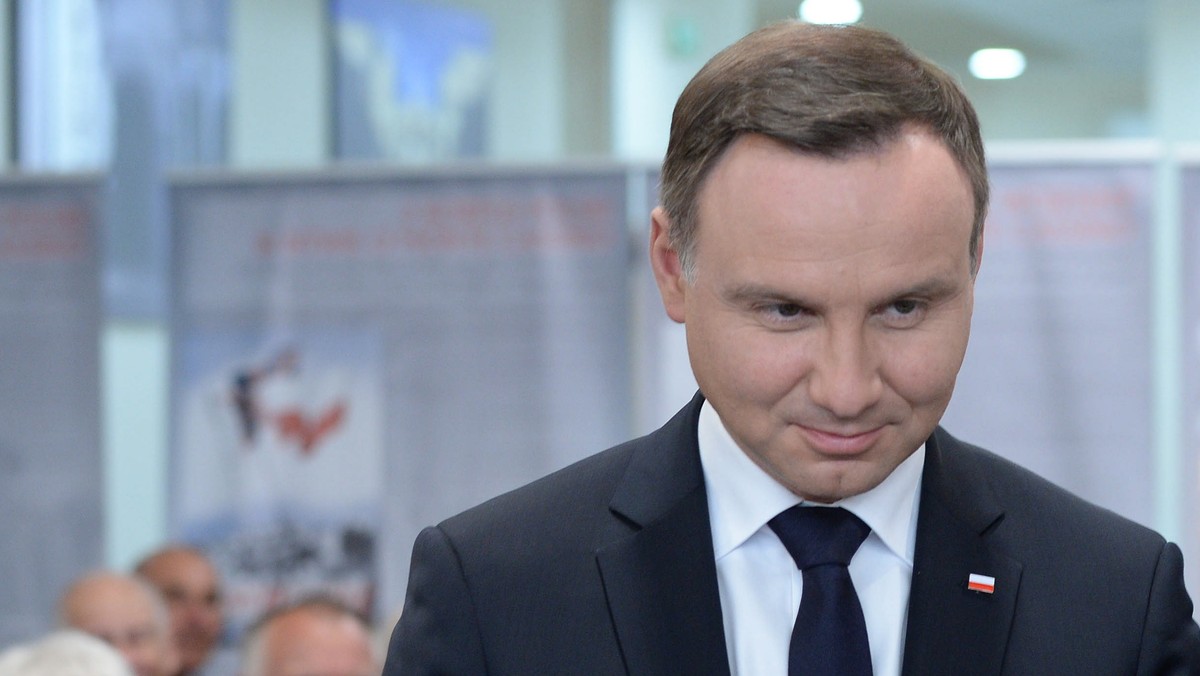 Społeczna gospodarka rynkowa nowoczesnego państwa oznacza sprawiedliwy podział dóbr; to system, w którym nikt nie jest pozostawiony sam sobie - mówił Andrzej Duda na VI posiedzeniu Narodowej Rady Rozwoju. Prezydent komentował też program Rodzina 500 Plus. Stwierdził, że matki opiekujące się dziećmi w domu, "to nie są kobiety, które nic nie robią". Taki argument mógł się pojawić w kontekście porzucania pracy przez kobiety, które otrzymają wsparcie na wychowanie dzieci. - Uśmiechałem się na taki argument - powiedział Duda.