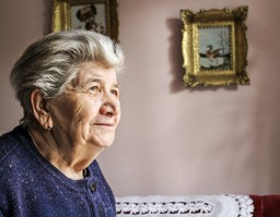 Świadczenia honorowe dla 100-latków. Nie tylko dla ubezpieczonych w ZUS