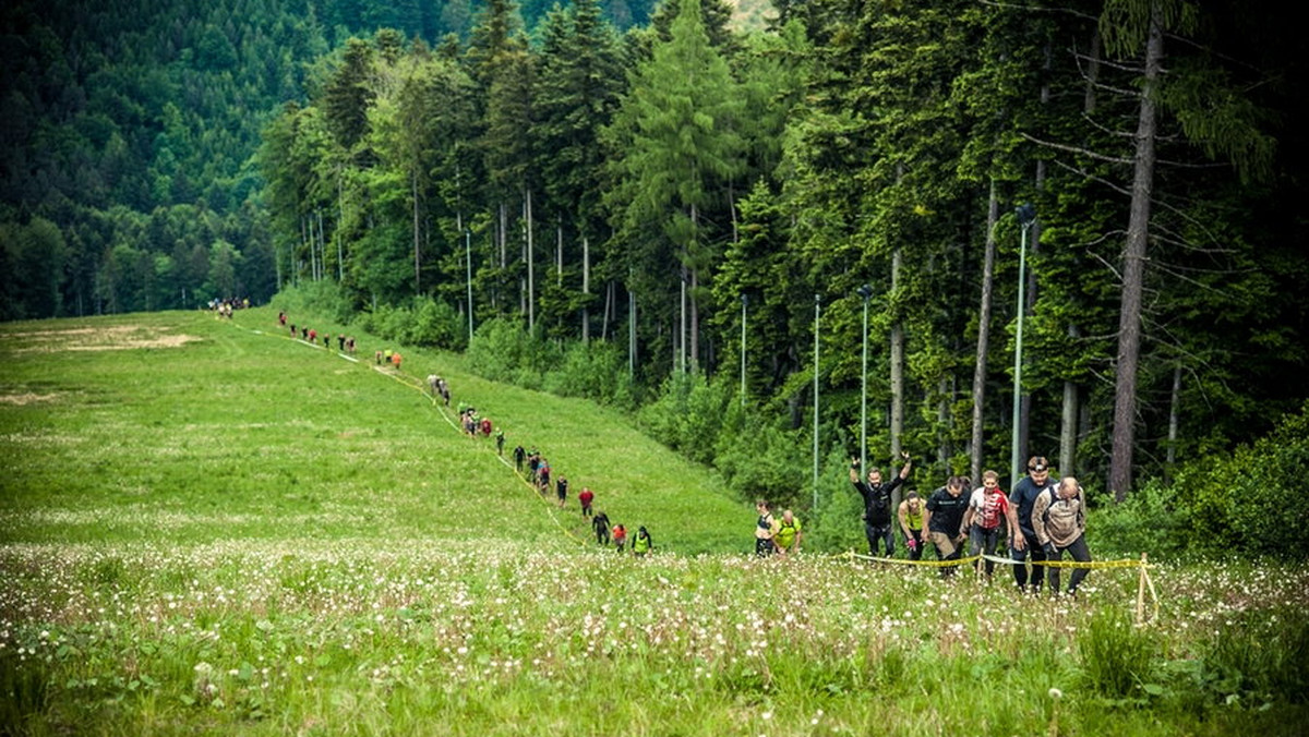 W najbliższą sobotę w Myślenicach po raz drugi w Małopolsce odbędą się zawody w ramach cyklu Runmageddon. Ponad 1100 osób zmierzy się z ponad 12 kilometrową trasą Górskiego Classica, na której do pokonania będzie ponad 50 przeszkód. Dla połowy zawodników będzie to debiut w Runmageddonie, a co trzecim uczestnikiem tej edycji będzie kobieta. Na najmłodszych fanów biegów przeszkodowych czekać będzie strefa Runmageddon Kids, najtwardsi zawodnicy natomiast zmierzą się w ekstremalnie ciężkiej konkurencji, jaką jest Runmageddon Games rozgrywany na 200 metrowym torze przeszkód. Pierwsi zawodnicy na trasę Runmageddonu Classic wyruszą o godzinie 9:00.