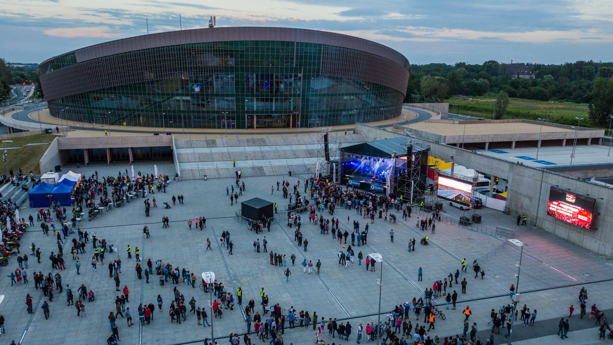 W lipcu i sierpniu w Summer Arenie – letniej strefie rozrywki przy Arenie Gliwice odbywać się będą koncerty polskich artystów z kręgu popu i rocka. Cotygodniowym muzycznym spotkaniom w plenerze towarzyszyć będą imprezy rozkręcane przez didżejów, latynoskie wieczory i turnieje sportowe. 