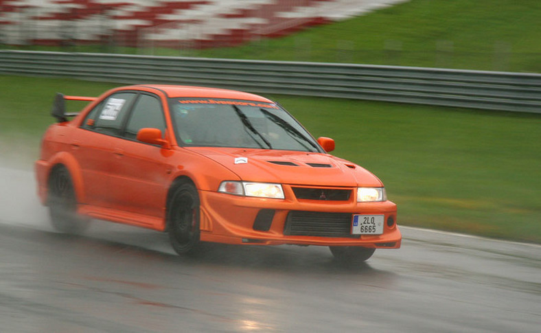 Autodrom Most: sportowe rakiety w deszczu (fotogaleria)