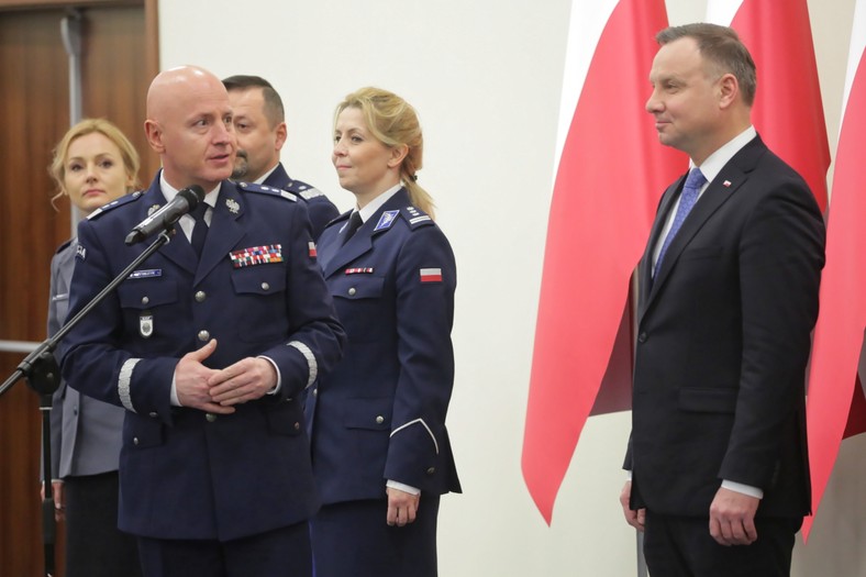 Generał Jarosław Szymczyk i prezydent Andrzej Duda w Wyższej Szkole Policji w Szczytnie w 2020 r.