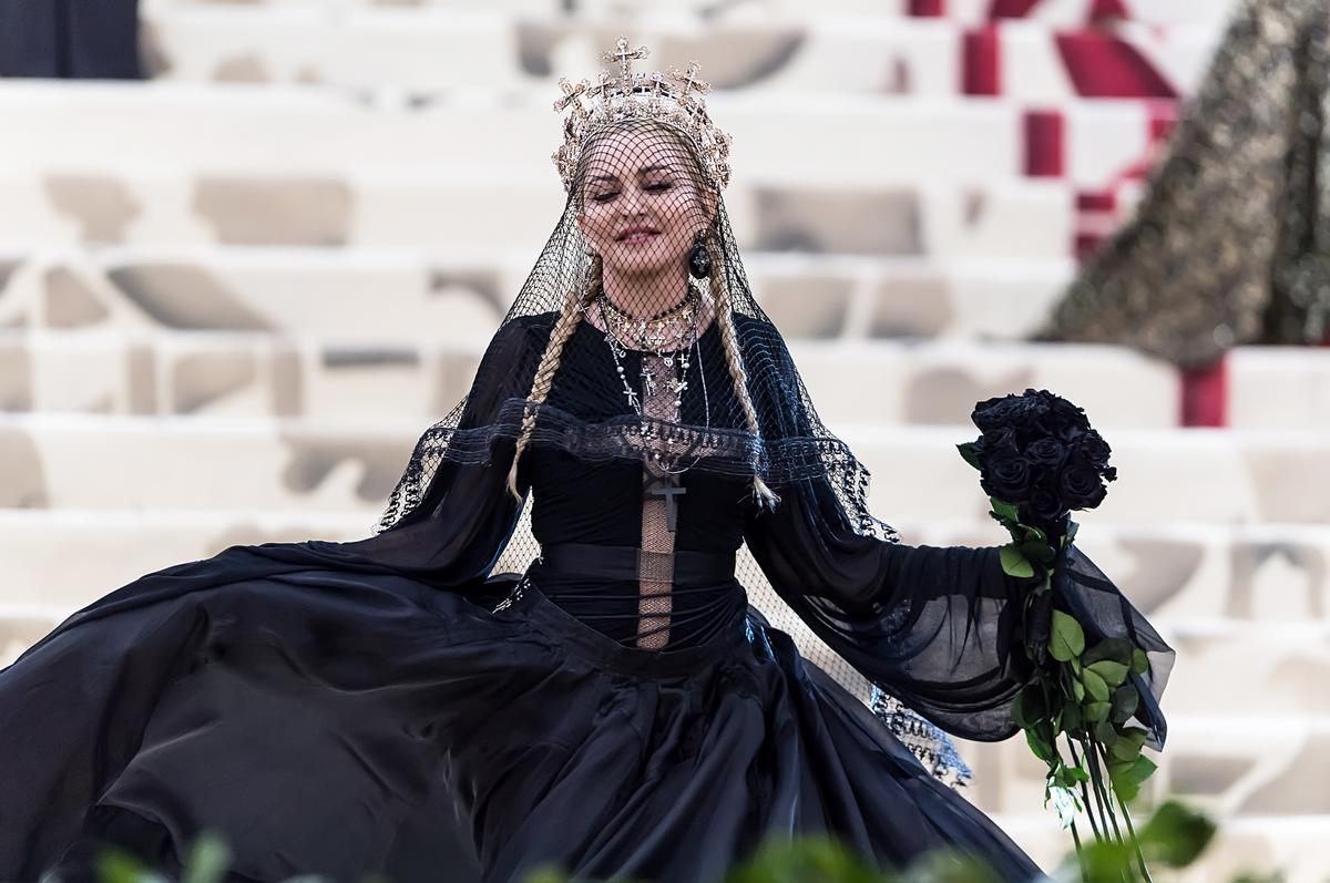 Madonna szentként pózol legújabb címlapján, és ettől még a kritikusai is leborulnak előtte