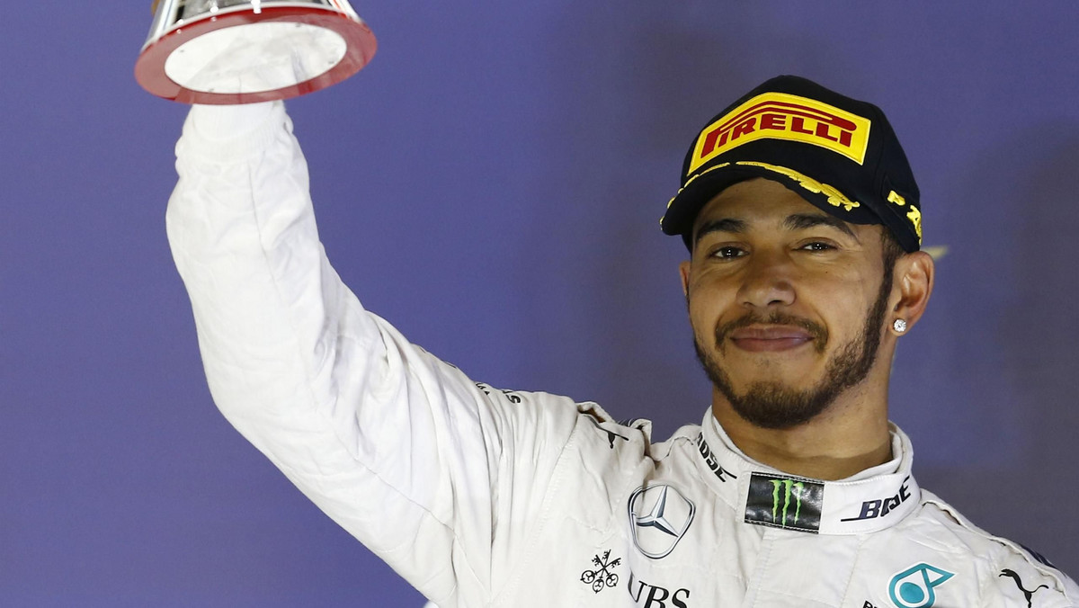 Mistrz świata pozostaje nadal bez zwycięstwa w tegorocznym cyklu Grand Prix. W niedzielę w Bahrajnie lepszy od Lewisa Hamiltona ponownie okazał się jego kolega z zespołu Mercedesa Nico Rosberg. Dla Niemca to była piąta z rzędu, a druga w sezonie wygrana. Anglik bagatelizuje jednak sukcesy rywala.
