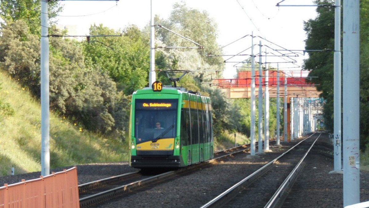 Na pięć tygodni mieszkańcy Piątkowa pozbawieni zostaną szybkiego tramwaju. Do końca wakacji na trasie PST wymieniana będzie sieć trakcyjna. W sobotę rozpocznie się również remont torowiska na ul. Starołęckiej oraz na skrzyżowaniu ul. Św. Marcin i al. Niepodległości. Utrudnienia komunikacyjne czekać będą zarówno pasażerów MPK, jak i kierowców.