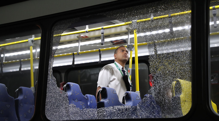 Erre a buszra nyitottak tüzet/Fotó: AFP